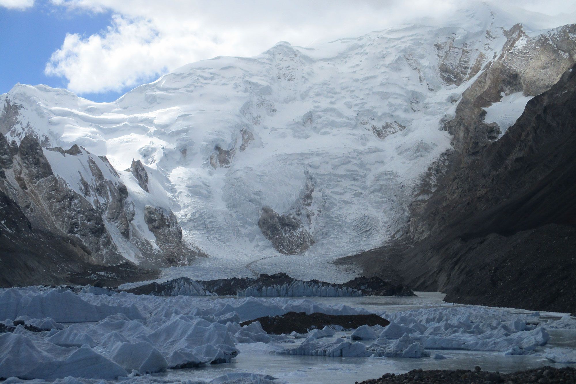 Glacial lakes accelerate the disappearance of permanent ice